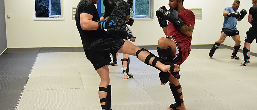 Kickbokstraining voor volwassenen in de zaal aan de Laan van Zevenhuizen in Apeldoorn
