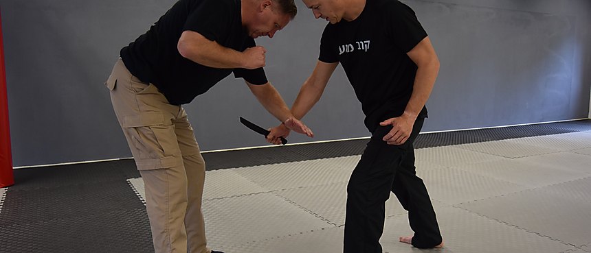 Zelfverdediging tegen een aanval met een mes tijdens de IKI Krav Maga-les in Apeldoorn