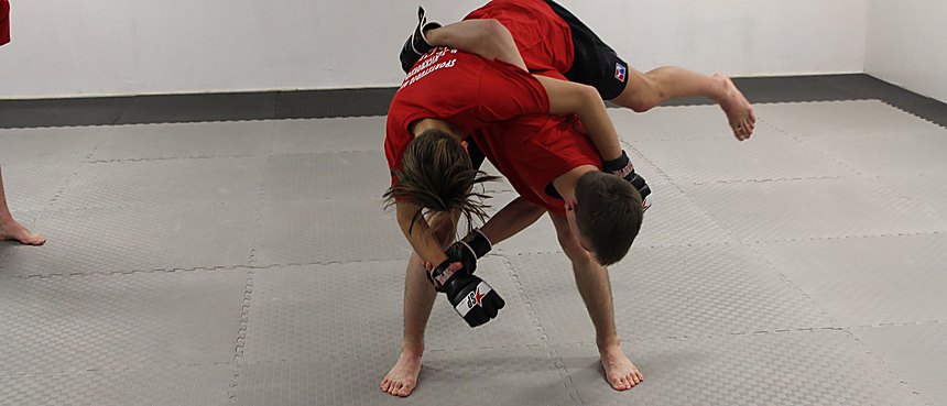 MMA-training in Apeldoorn: een worp tijdens het staande werk