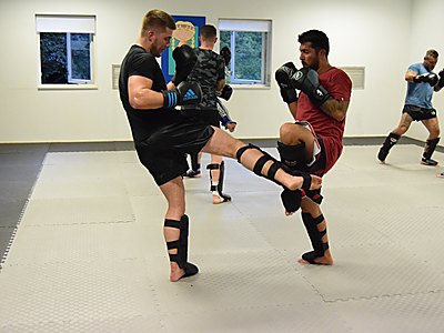 Kickbokstraining voor volwassenen: een hoge trap tijdens de les in Apeldoorn